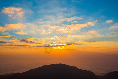 晨光照耀着太阳有月光山和图片