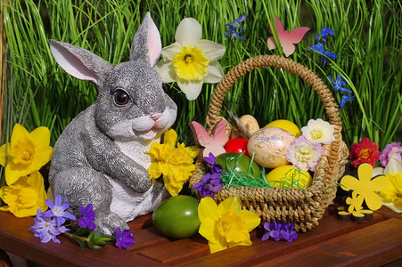 带篮子和复活节彩蛋的复活节兔子图片