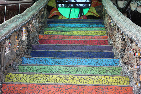 建筑物中美丽的楼梯色彩缤纷美妙的楼梯的照片美丽的风景图案栏杆楼梯由彩色瓷砖制成楼梯用鹅卵图片