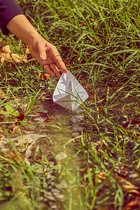 将折纸船放入水中的女人概念照片泉水带走所有问题让你的图片