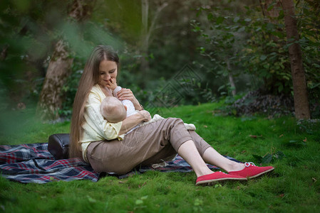 年轻的母亲乳喂养她的新生儿哺乳妈图片