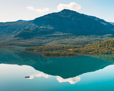 Sjodalsvatnet湖的船图片