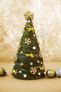 带有装饰的优雅装饰圣诞树用于新年和圣诞节贺卡图片