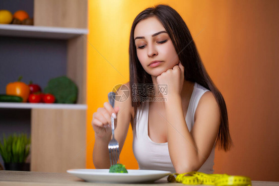 年轻美少女坚持饮食制度的肖像图片