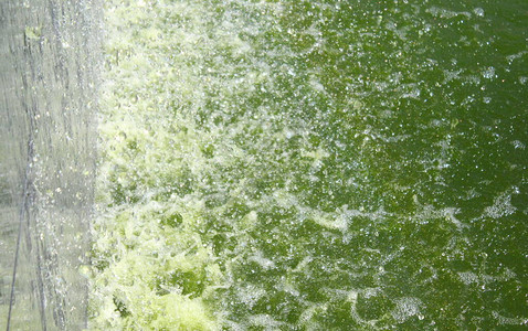 在喷泉中泼绿水背景图片