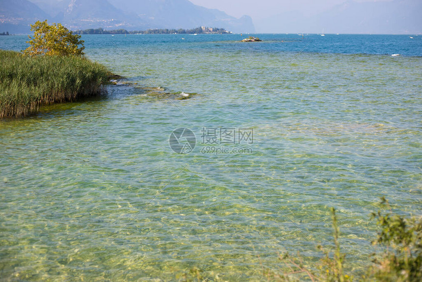 意大利伦巴第大区加尔达湖圣比亚焦岛清澈湛图片
