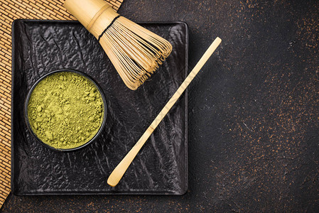 日本抹茶粉和准备绿茶的工具图片