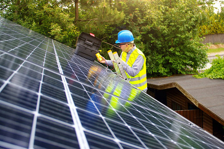 光伏业务太阳能电池板安装调试私人住宅中的可再生绿色能源屋顶上有电图片