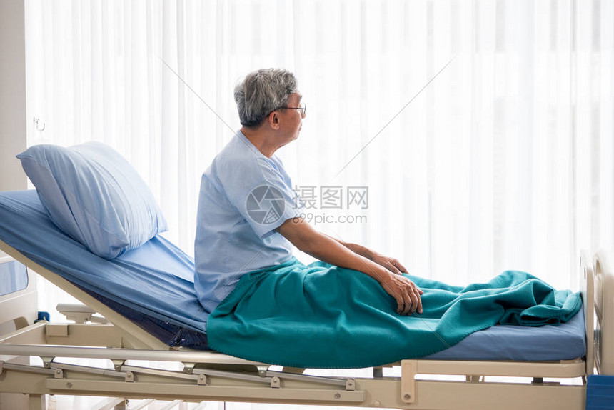 亚洲病人男坐在医院的病床上躺在高清图片下载-正版图片504334875-摄图网