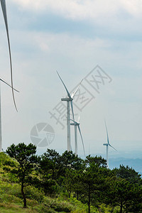 广西山顶上的几台风力涡轮机图片