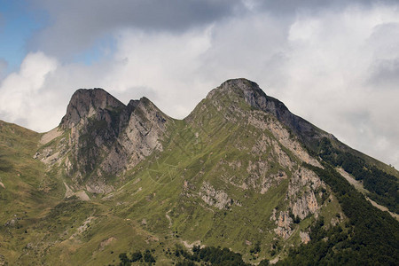 山和蓝天的风景图片