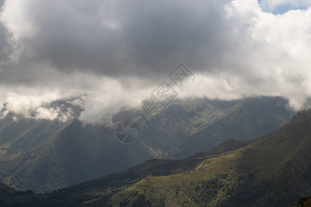 山和蓝天的风景图片