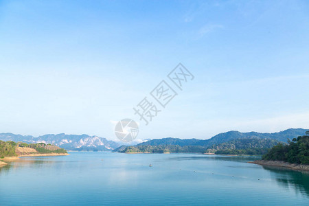 蓝湖上空有清蓝天空泰图片