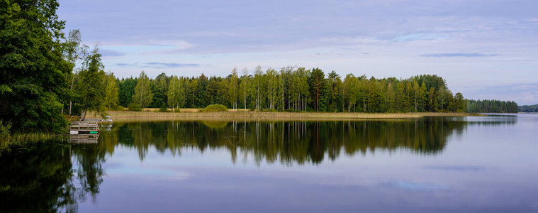 Aurantola村岸边有森林的图象湖图片