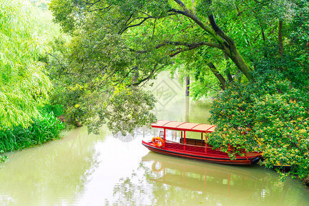 宁静的湖和红船扬州斯伦图片