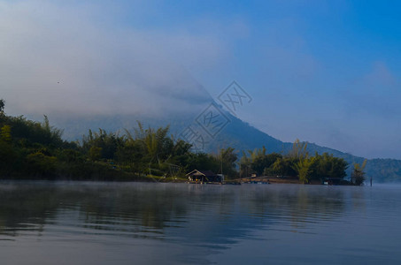 湖光山色晨雾缭绕图片