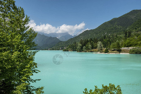 与湖和蓝天的山风景图片