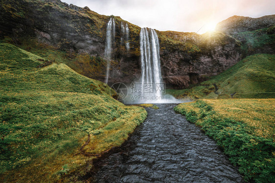 冰岛神奇的塞里雅兰瀑布它位于冰岛南部的环路附近它雄伟壮观图片