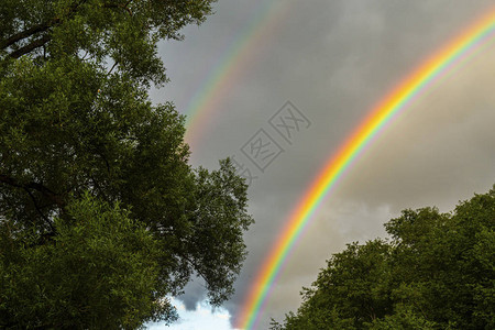 美丽的山景和彩虹雨后在图片