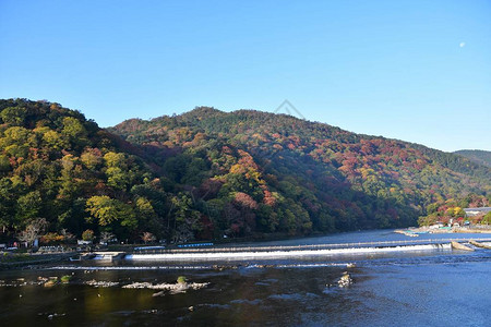 从Togetsukyo桥观测到周围山脉的河流和秋色及秋季颜色日本京都林山Arash图片