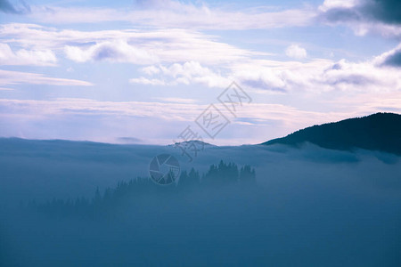 清晨山岳的风景日出在雾中荒图片