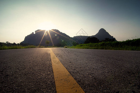 在山谷的美丽道路与温图片