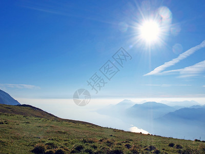 湖天空和山风景图片