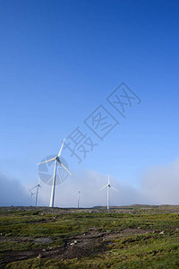 可再生电力山上风力发电站蓝天背图片