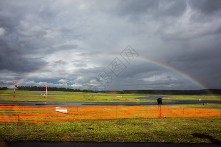 多云天空下的机场彩虹图片