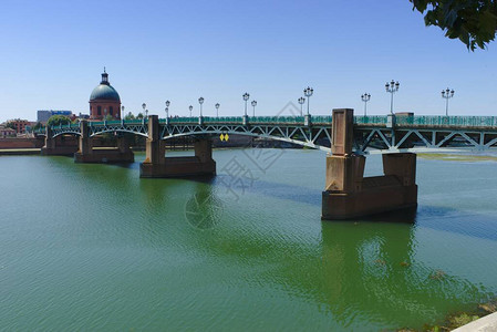 图卢兹加隆河上方的圣皮埃尔桥图片