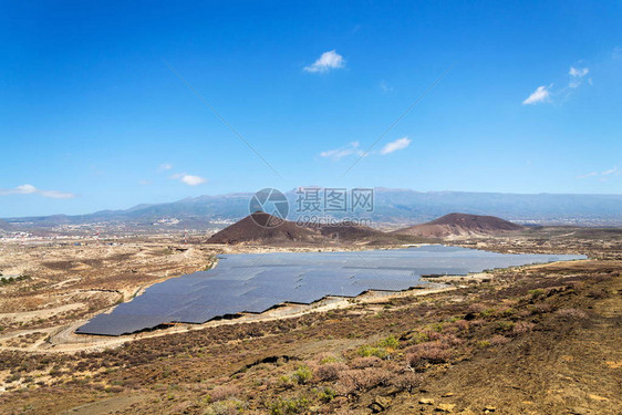 光伏发电站农场太阳能电池板未来的创新能源概念蓝天和底的三角山图片