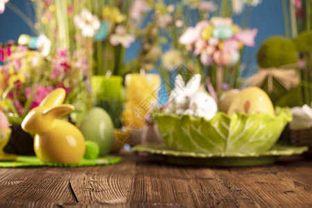 复活节快乐背景春天的花束复活节装饰品和复活节彩蛋在质朴的木图片