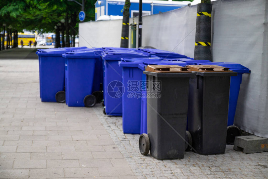 城市垃圾箱分开收集废物的黑街垃圾桶生图片