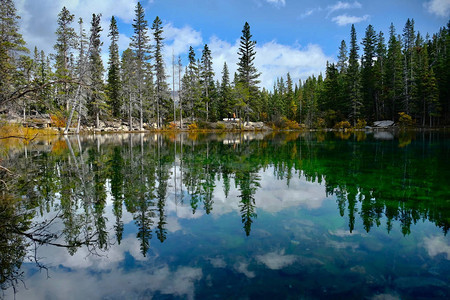 加拿大落基山脉坎莫尔附近的格拉西湖图片