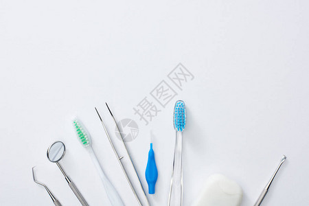用于牙科健康和灰色背景检查的牙科设图片