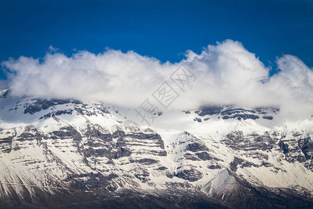 晴天的雪山图片