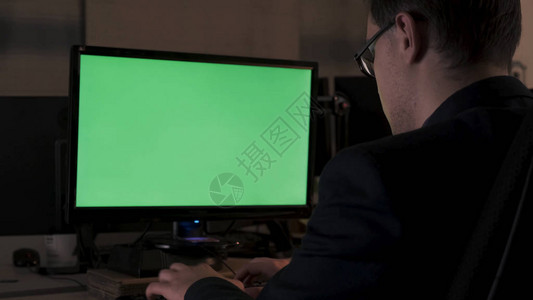 办公室工作人员在绿屏电脑前工作影视素材男人工作到很晚图片