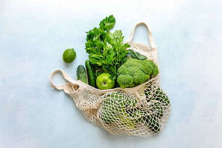 上面关于绿色有机蔬菜零废物知情消费概念的生态友好袋含绿色有机图片