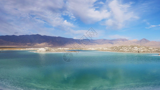 青海翡翠盐湖风景的图片