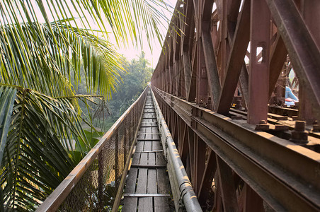 跨越湄公河的公路桥梁图片