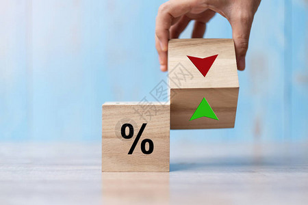 商人手改变木立方体块与百分比向上和向下箭头符号图标利率股票财务排名抵押贷款利率和背景图片