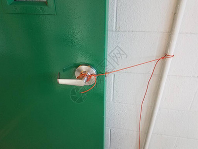 用电线或绳子撑开的绿色门图片
