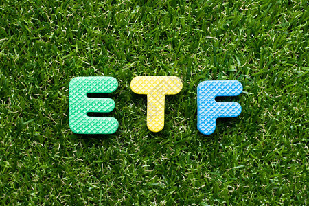 关于绿草背景的ETF外汇交易基金缓冲字词Toy图片