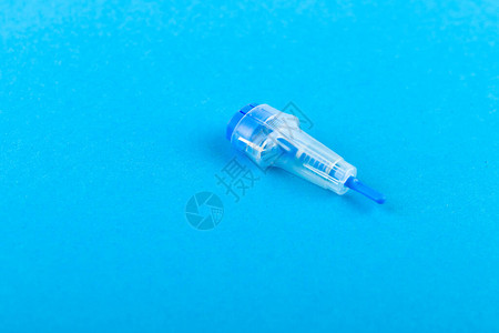 用于采血的儿童松土机儿童血液样本中的设备在蓝色背景上用孩子的手指验血从孩子的图片