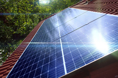 屋顶上的光伏电池板替代能源和可再生能源绿色电力生态图片
