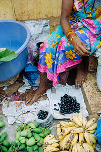 在街头市场销售水果的图片