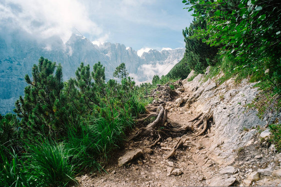 索拉皮斯山上的山道图片