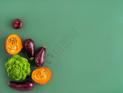 将南瓜茄子罗马内斯科卷心菜在绿色背景上减半顶视图带有复制空图片