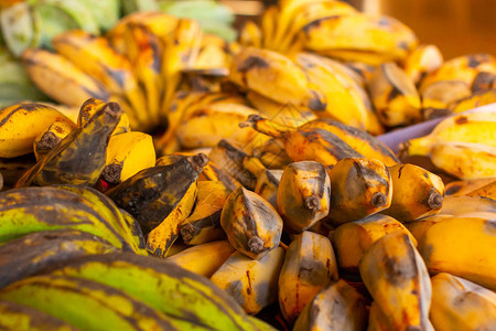 不同类型和种类的香蕉在亚洲超级市场红高清图片