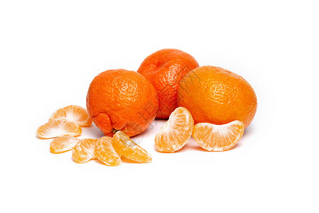 白色背景上的整个橘子和橘子片图片